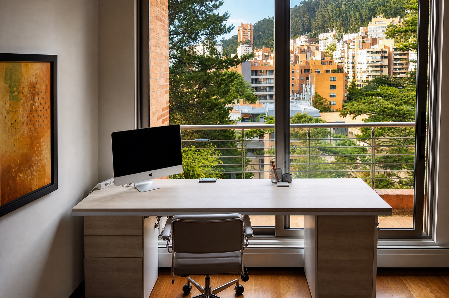 Escritorio a medida en estudio con vista a la ciudad