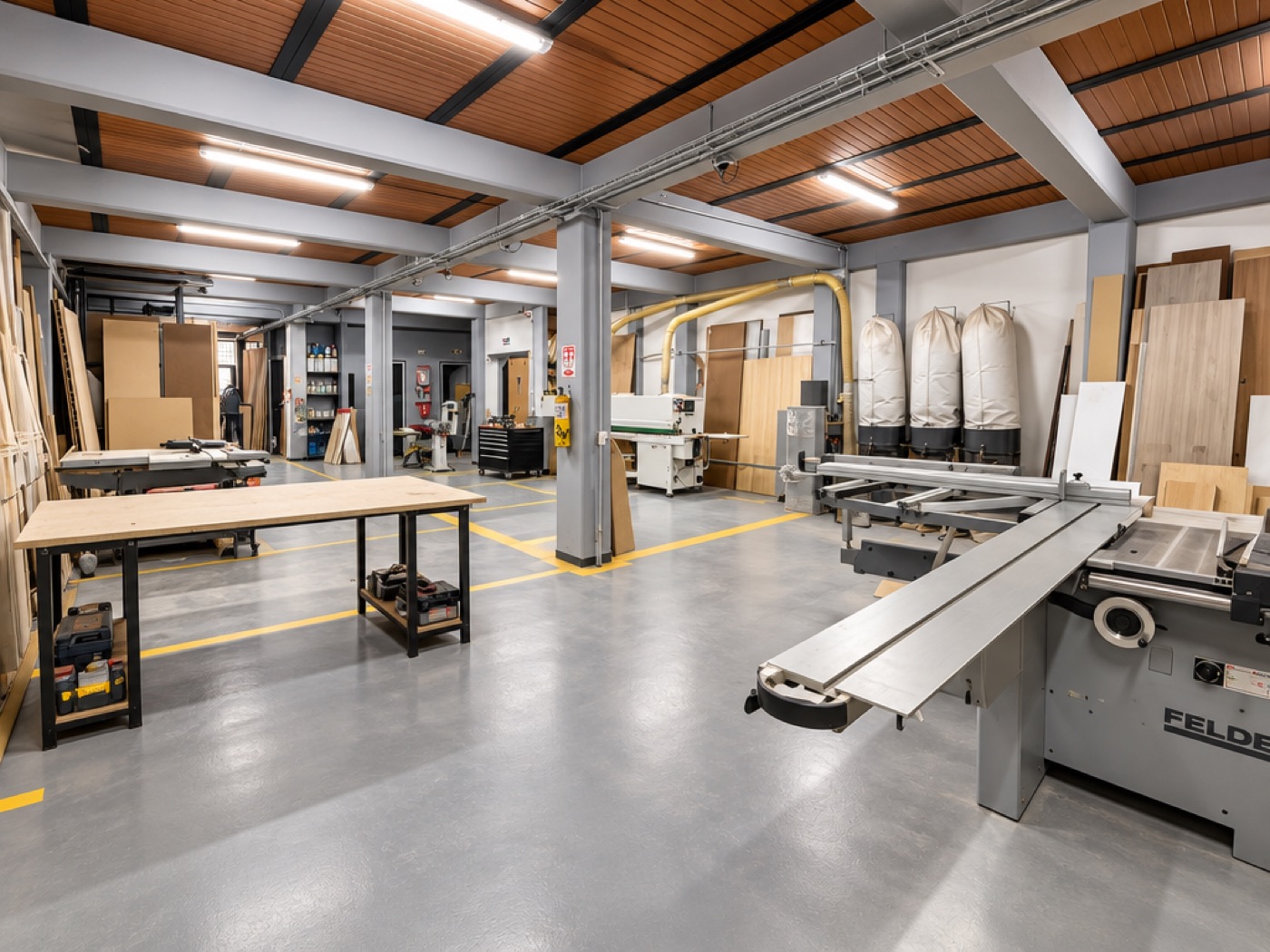 Nave del taller con la seccionadora Felder y bancos de trabajo